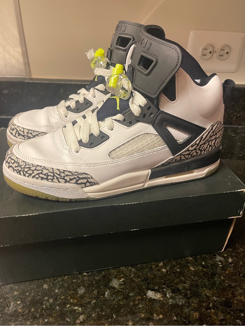 Jordan Spizike GS – White/Volt/Black – Size 7Y